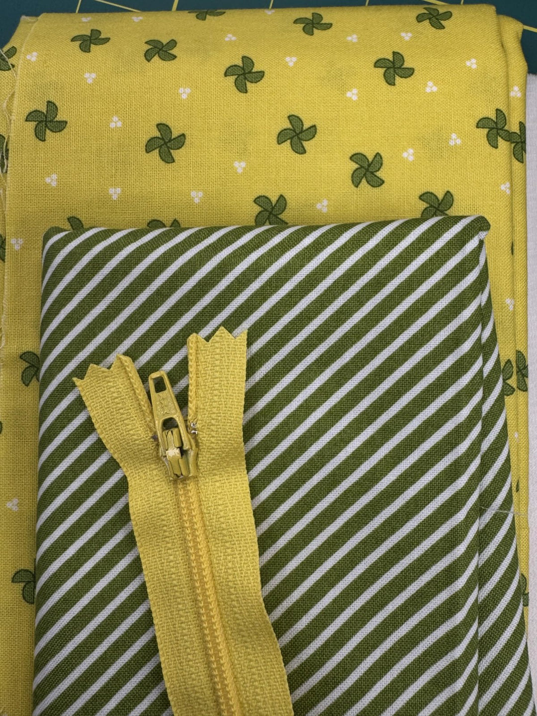 Kit - Quick Zip Case - 2.5" W x 2.5" H x 8.5" L - Yellow Green Pinwheels & Green Stripe (Pattern NOT included)