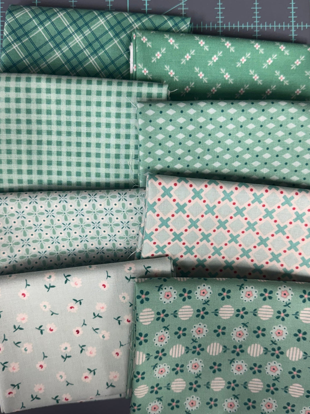 Fat Quarter Bundle - Lori Holt - SAGE 8 skus (Berry and Sage)