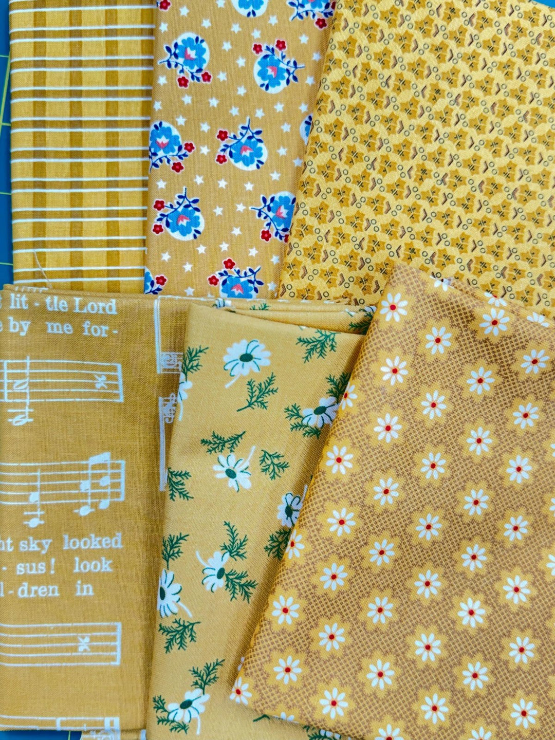 Fat Quarter Bundle - Lori Holt Hometown Christmas - GOLD 6 skus