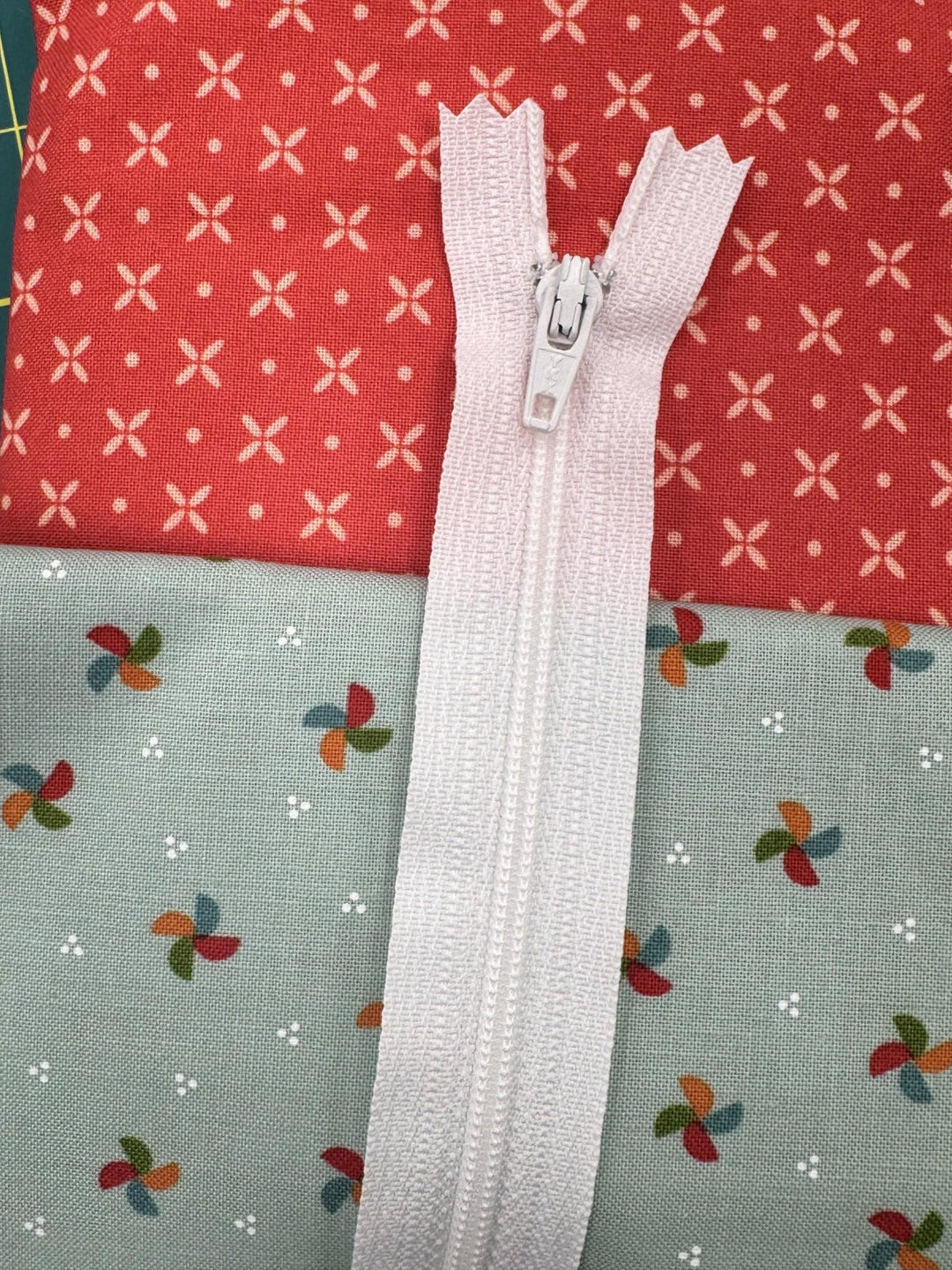 Kit - Quick Zip Case - 2.5" W x 2.5" H x 8.5" L - Red X and Blue Multi Pinwheels  (Pattern NOT included)